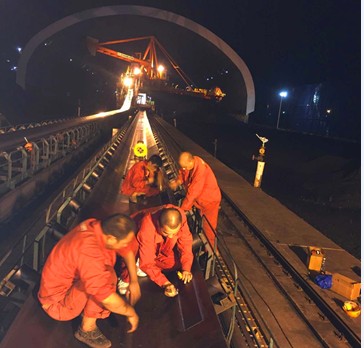 Quick repair method for rubber conveyor belt scratching