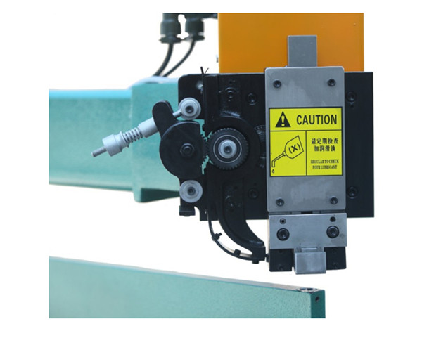Manual high speed corrugated carton stitching machine