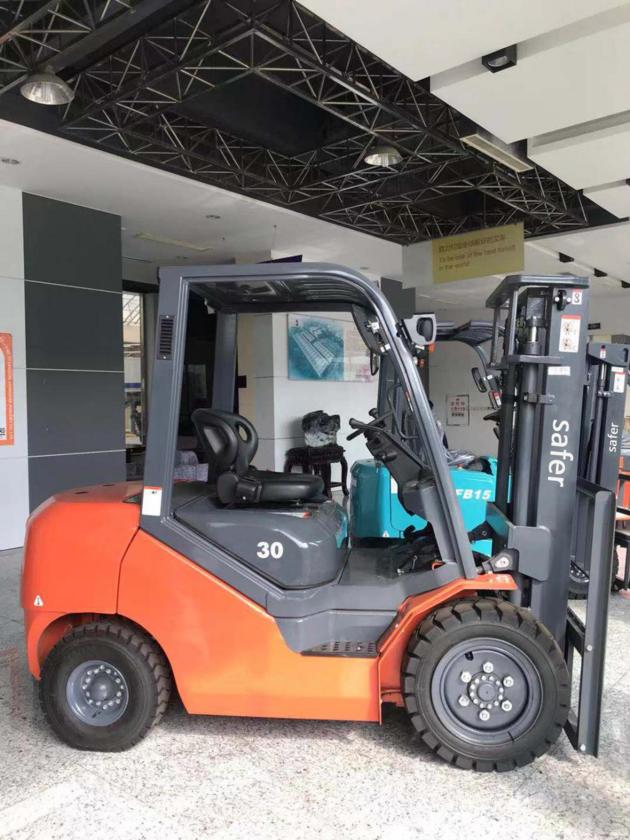 3 tons diesel forklift trucks with CE