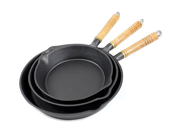 cast iron skillet with wooden handle