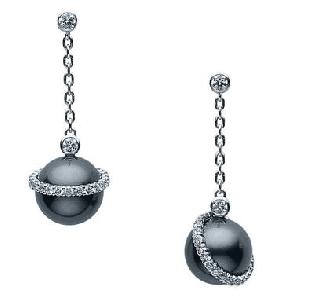 Black pearling earring