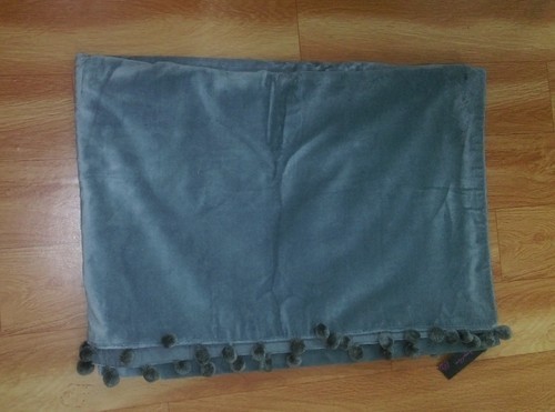 Velvet throw with pom pom finish