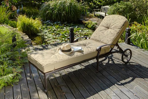  Garden loungers.