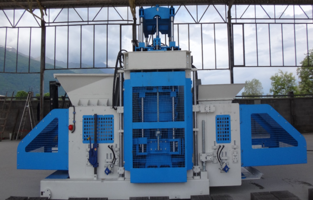 Movable concrete block machine SUMAB E-12 TRANSFORMER Egg laying model