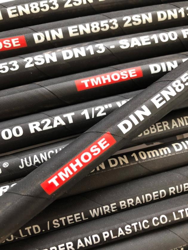 Wire braided hydraulic hose SAE 100R1AT