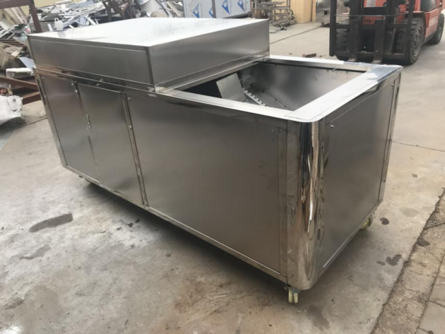 Iraqi date pitting machine