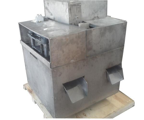 Dates Pitting Machine