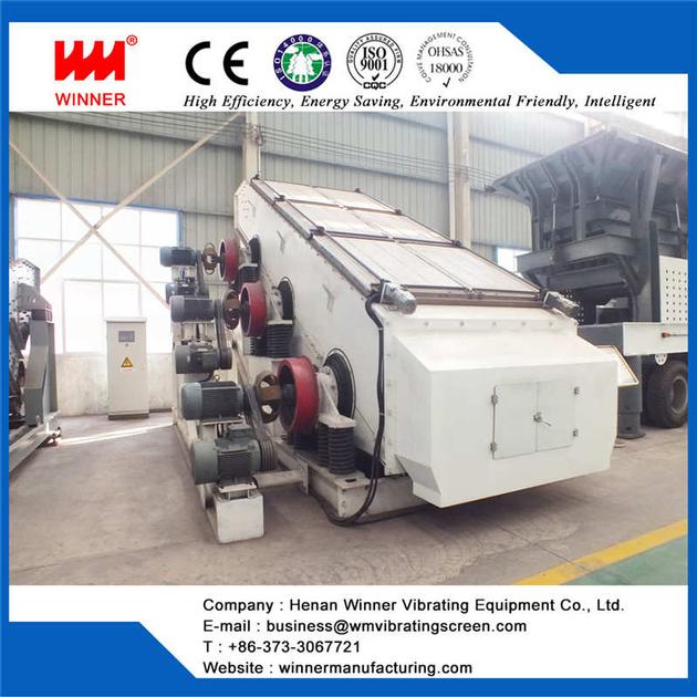 High amplitude vibrating screen for high humidity material