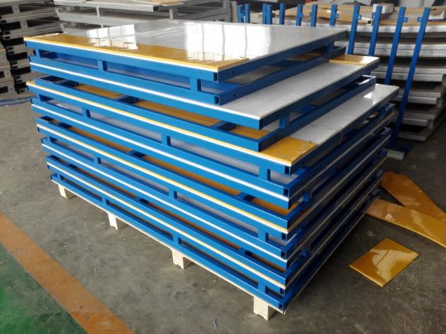 Professional inflatable ice skating hdpe dasher board factory