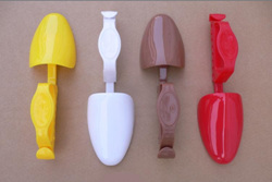 PLASTIC SHOE TREE