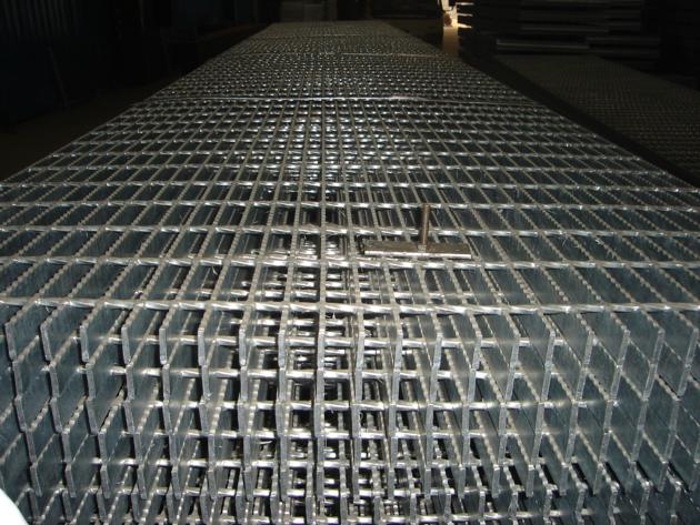 Serrated anti-slip forge welded steel grating panels