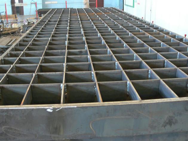 Plain press locked steel grating panels