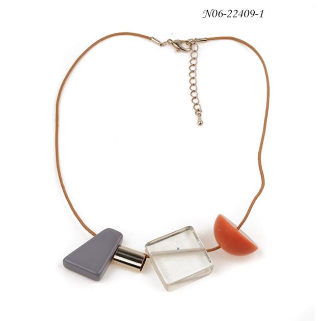 Beautiful Pure White Translucence Statement Necklace N06-22409-1