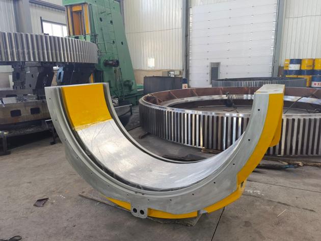 Trunnion bearing housings for grinding mills